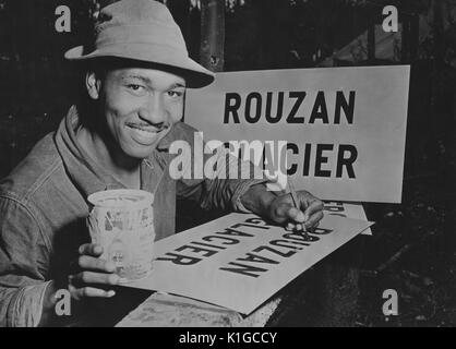 Afro-amerikanische Soldat malen ein Schild mit der Aufschrift Rouzan Gletscher, als Teil der Alcan highway Projekt, 1942. Von der New York Public Library. Stockfoto