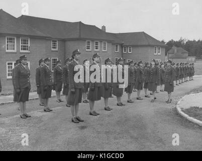 Afro-amerikanische Armee Krankenschwestern an Achtung vor den Kasernen und von Offizieren geprüft, armeekrankenschwester Training Center, England, 1943. Von der New York Public Library. Stockfoto