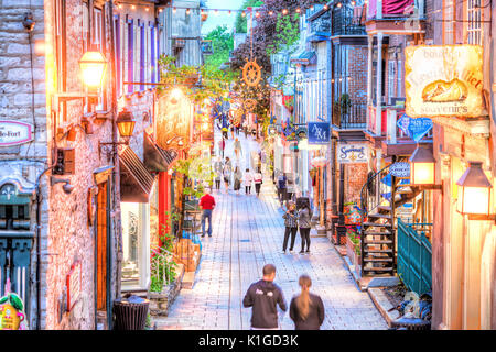 Quebec City, Kanada - 31. Mai 2017: Untere Altstadt Straße Luftbild Rue du Petit Champlain mit Menschen Touristen zu Fuß Stockfoto