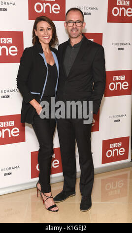 Foto muss Gutgeschrieben © Alpha Presse 079965 08/08/2017 Suranne Jones und Mann Laurence Akers die Sterne von Doktor Foster in London Mayfair zur Premiere der Serie Zwei, die Luft im Herbst dieses Jahres wird auf BBC One sammeln Stockfoto