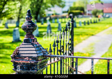 Friedhof und Grabsteine im Sommer mit Vintage metall Geländer tor Zaun Stockfoto