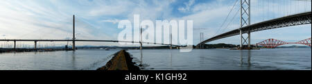 Panoramablick auf die neue Queensferry Crossing Bridge, Forth Road Bridge und Forth Rail Bridge von Port Edgar South Queensferry. Stockfoto