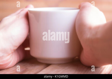 Heiße Tasse Tee oder Kaffee in Händen. Guten morgen Konzept Stockfoto