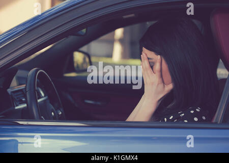 Junge Frau Treiber in Ihrem Auto sitzen Betonte Stockfoto