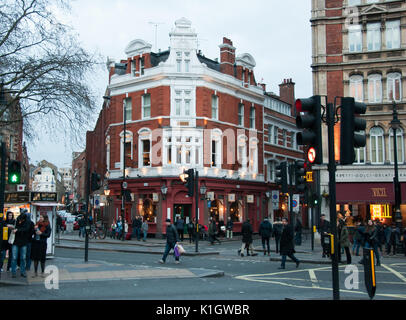 London, England. 06 März 2016. Shaftesbury Avenue am späten Nachmittag. Pedestrins und Verkehr Licht. Stockfoto