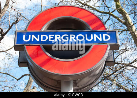 Hyde Park, London. U-Bahnstation Schild mit einer Überwachungskamera auf der Pole. Stockfoto