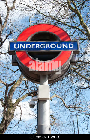 Hyde Park, London. U-Bahnstation Schild mit einer Überwachungskamera auf der Pole. Stockfoto