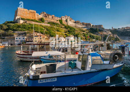 Citadelle, Boote im Yachthafen von Port, bei Sonnenuntergang in Bonifacio, Corse-du-Sud, Korsika, Frankreich Stockfoto