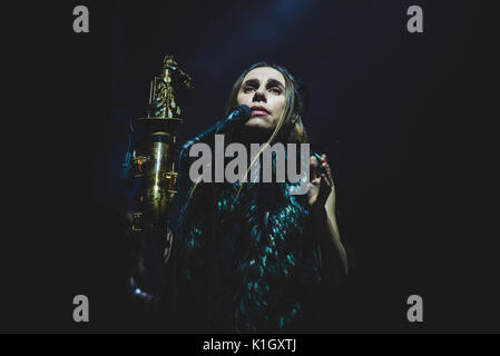 Turin, Italien. 25 Aug, 2017. PJ Harvey live auf der Bühne des heutigen Festival 2017 Spazio 211 in Turin. Credit: Alessandro Bosio/Pacific Press/Alamy leben Nachrichten Stockfoto