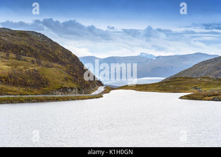 Asphalt scharf gekrümmten Straße entlang Berg mit bewölktem Himmel, Tromso, Norwegen, selektiven Fokus Stockfoto