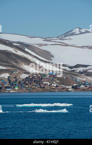 Grönland, Scoresbysund, Ittoqqortoormiit (70°28'43''N 21°57'44' W) Blick auf die typischen bunten Häuser des Remote grönländische Siedlung gegründet. Stockfoto