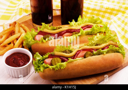 Grill gegrillte Hotdogs, Pommes frites und Cola auf eine Küche board Stockfoto