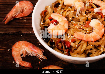 Chinesische Nudeln mit Shrimps in Sojasauce und Gemüse, horizontale Ansicht von oben Stockfoto