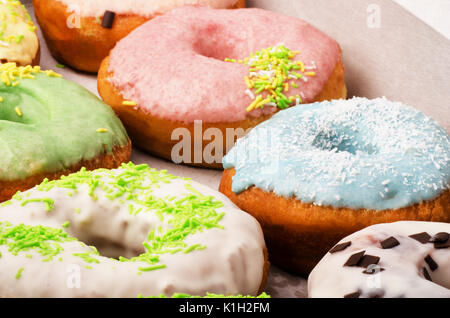 Donuts mit Schokolade Frosted, Rosa verglast und streuseln Donuts in Feld Stockfoto