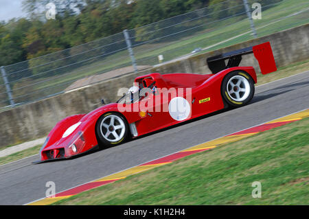 MUGELLO, IT, November 2007: Unbekannte laufen mit historischen Ferrari 333 SP während Finali Mondiali Ferrari 2007 in das mugello in Italien Stockfoto