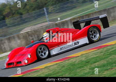 MUGELLO, IT, November 2007: Unbekannte laufen mit historischen Ferrari 333 SP während Finali Mondiali Ferrari 2007 in das mugello in Italien Stockfoto