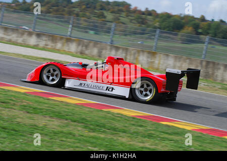 MUGELLO, IT, November 2007: Unbekannte laufen mit historischen Ferrari 333 SP während Finali Mondiali Ferrari 2007 in das mugello in Italien Stockfoto