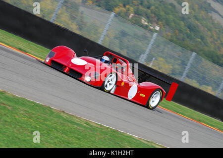 MUGELLO, IT, November 2007: Unbekannte laufen mit historischen Ferrari 333 SP während Finali Mondiali Ferrari 2007 in das mugello in Italien Stockfoto