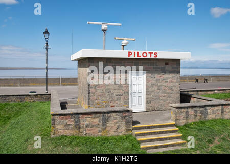 Die Piloten Station über dem Meer Verteidigung mit Blick auf Meer in Burnham-on-Sea Stockfoto