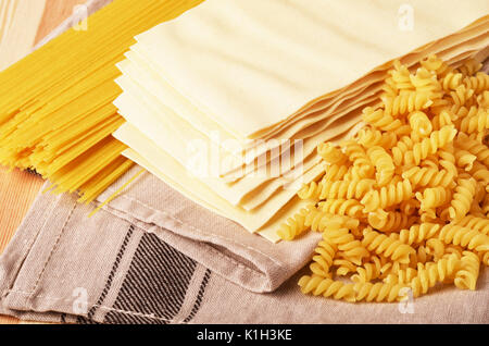 Verschiedene Arten von Pasta. Verschiedene Formen von Nudeln, Spaghetti, Lasagne Blätter, Fusilli. Stockfoto