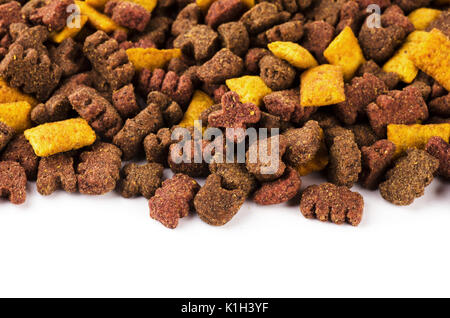 Trockennahrung auf weißem Hintergrund Stockfoto