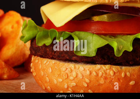 Frische leckere Burger und Pommes frites auf hölzernen Tisch Stockfoto