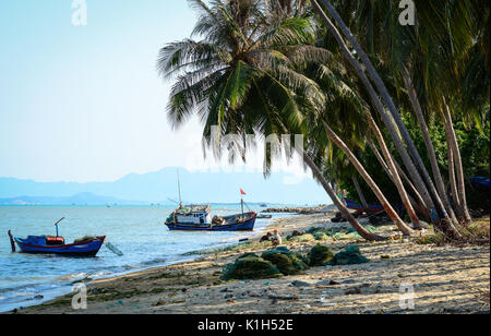 Nha Trang, Vietnam - Mar 21, 2016. Marine mit Palmen in Nha Trang, Vietnam. Nha Trang ist eine Küstenstadt und Hauptstadt von Khanh Hoa, im Süden Stockfoto