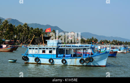 Nha Trang, Vietnam - Mar 21, 2016. Fischerboote am Pier in Nha Trang, Vietnam. Nha Trang ist eine Küstenstadt und Hauptstadt von Khanh Hoa, im Süden Cen Stockfoto