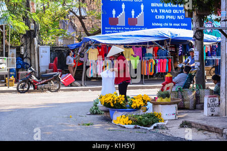 Nha Trang, Vietnam - Mar 21, 2016. Anbieter im ländlichen Markt in Nha Trang, Vietnam. Nha Trang ist eine Küstenstadt und Hauptstadt von Khanh Hoa, im Süden C Stockfoto