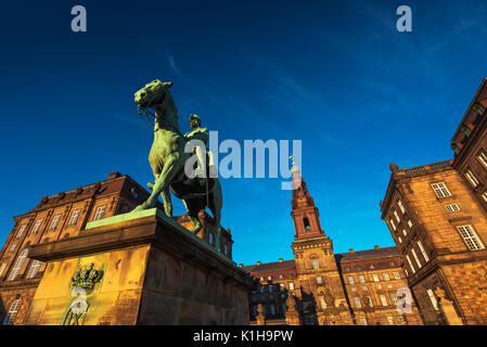 Reiterstandbild von König Christian die 9. Kopenhagen Dänemark innerhalb der dänischen Parlament Schloss Christiansborg Stockfoto