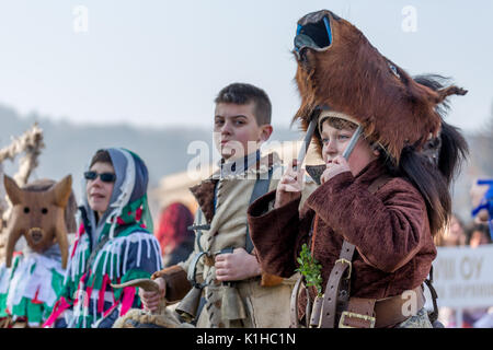 PERNIK, Bulgarien - Januar 27, 2017: Junge männliche Teilnehmer nimmt einen Blick während der Leistung bei Surva, das internationale Festival der Maskerade Stockfoto