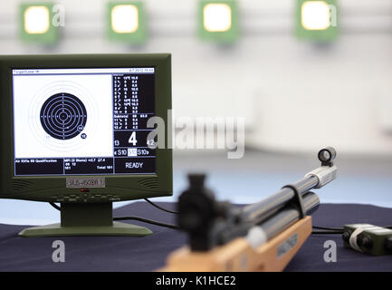 Moskau, Russland - 9. JULI: Elektronische Zielsystem für Sport Schießen während offenen Training vor den Olympischen Spielen in London in der Lisya Nora sports Stockfoto