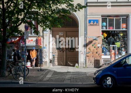 BERLIN - JUNI 3: Typische Straße in Prenzlauer Berg, Pankow, Berlin, Deutschland, an Juni 3,2011. Stockfoto