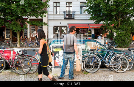 BERLIN - JUNI 3: Straßenszene in Prenzlauer Berg, Berlin, Deutschland, an Juni 3,2011. Stockfoto