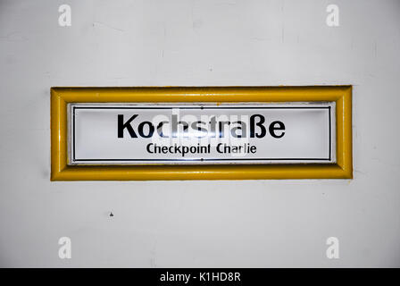 BERLIN - Mai 30: u-bahn station Typenschild in der Kochstraße (Checkpoint Charlie), Berlin, Deutschland, Mai 30,2011. Stockfoto