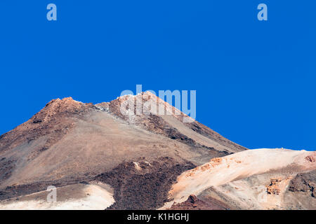 Der Gipfel des Pico del Teide mit seinen Lavaströmen in Teneriffa, Spanien. Stockfoto