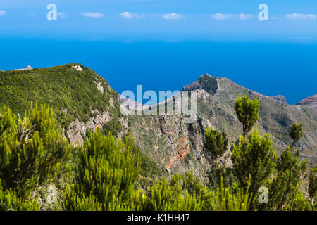 Das Anaga-Gebirge im Norden von Teneriffa, Spanien von einem Aussichtspunkt. Stockfoto