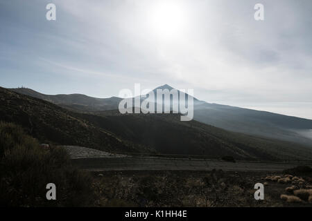 Der Pico del Teide hinter Nebel gegen das Licht in Teneriffa, Spanien von einer Aussichtsplattform in La Tarta gesehen. Stockfoto