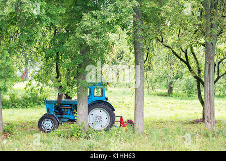 Alte russische Traktor im Garten Stockfoto