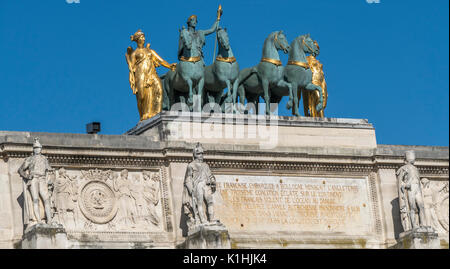 Sunlit quadriga Wagen und vier Pferde auf dem Arc de Triomphe du Carrousel (Triumphbogen), gegen ein strahlend blauer Himmel, Paris, Frankreich, Europa. Stockfoto