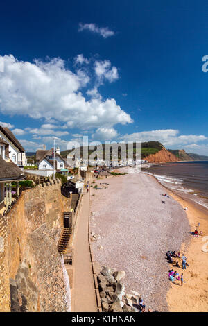 Sidmouth ist ein beliebter viktorianischen Badeort an der Jurassic Coast mit reetgedeckten Häusern und hoch aufragenden roten Sandsteinfelsen, Devon, England, Großbritannien Stockfoto