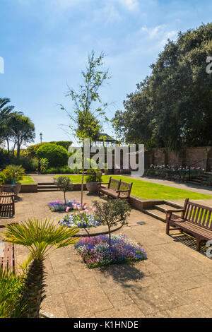 Bunte Feder Bettwaren in den Blumenbeeten am Connaught Gardens in Sidmouth an der Jurassic Coast, Devon, England, Großbritannien Stockfoto