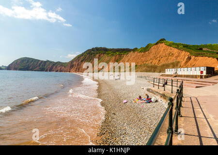 Urlauber am Strand von Sidmouth, sowohl mit Sand und Kies auf der Jurassic Coast, Devon, England, Großbritannien Stockfoto