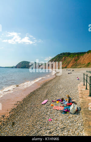 Urlauber am Strand von Sidmouth, sowohl mit Sand und Kies auf der Jurassic Coast, Devon, England, Großbritannien Stockfoto