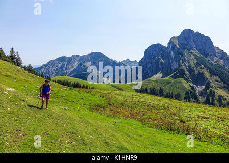 Weibliche Wanderer Wanderer mit Rucksack über Pfronten, Deutschland Stockfoto