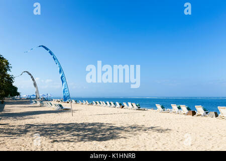 Sonnenliegen am Strand von Sanur, Bali, Indonesien Stockfoto