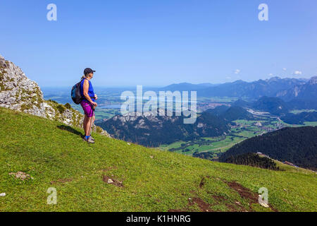 Weibliche Wanderer Wanderer mit Rucksack über Pfronten, Deutschland Stockfoto