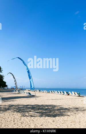 Sonnenliegen am Strand von Sanur, Bali, Indonesien Stockfoto