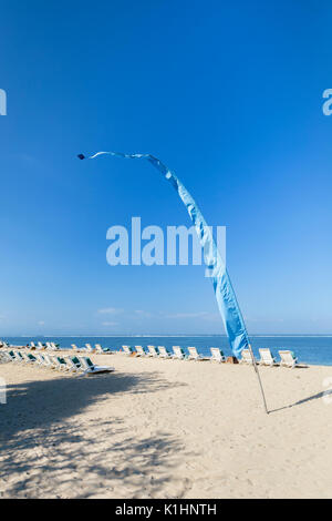 Sonnenliegen am Strand von Sanur, Bali, Indonesien Stockfoto