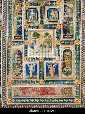 Fresken (1502) an der Decke von Piccolomini Bibliothek in der Kathedrale von Siena, Toskana, Italien, von Pinturicchio Stockfoto